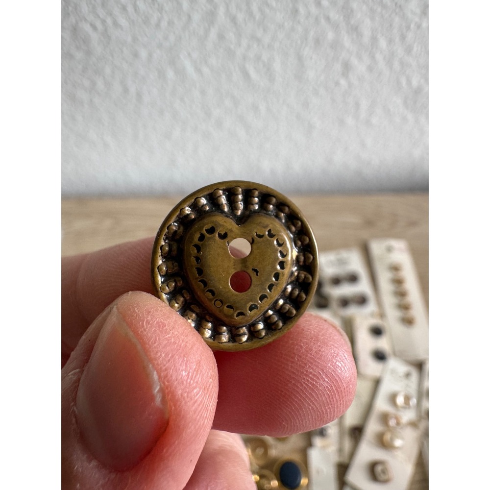 Vintage Button Lot - Le Chic, La Petite, La Vogue - Mixed Metal & Plastic - 100+ - Picture 5 of 7